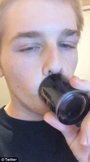 Подростки накачивают губы бутылками и стаканами