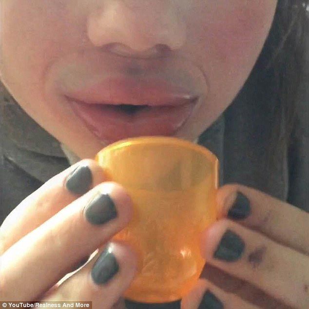 Подростки накачивают губы бутылками и стаканами