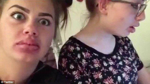 Подростки накачивают губы бутылками и стаканами