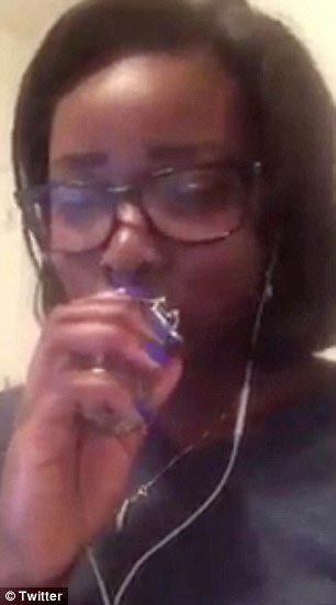 Подростки накачивают губы бутылками и стаканами