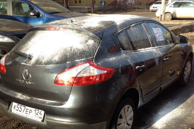 Жителю Красноярска обсыпали машину мукой в отместку за бессонную ночь