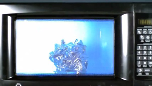 Эксперименты с микроволновкой. Крутое зрелище