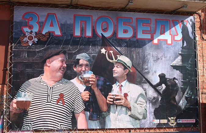 В красноярском супермаркете продают дешевую водку, перевязанную георгиевской ленточкой