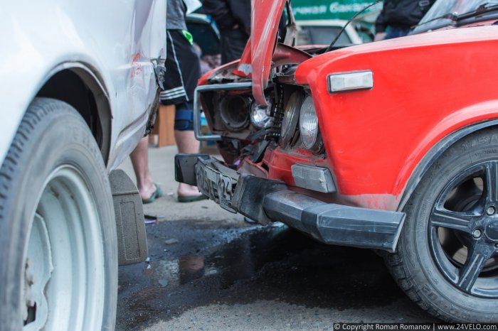 В Красноярске угонщик-неудачник повредил 10 машин и врезался в скорую помощь