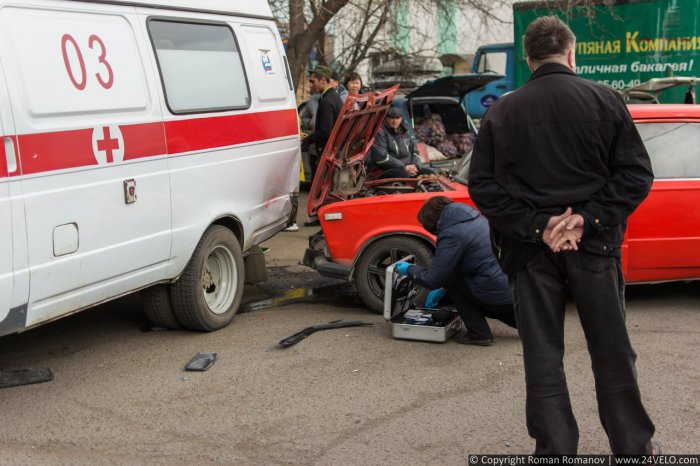 В Красноярске угонщик-неудачник повредил 10 машин и врезался в скорую помощь