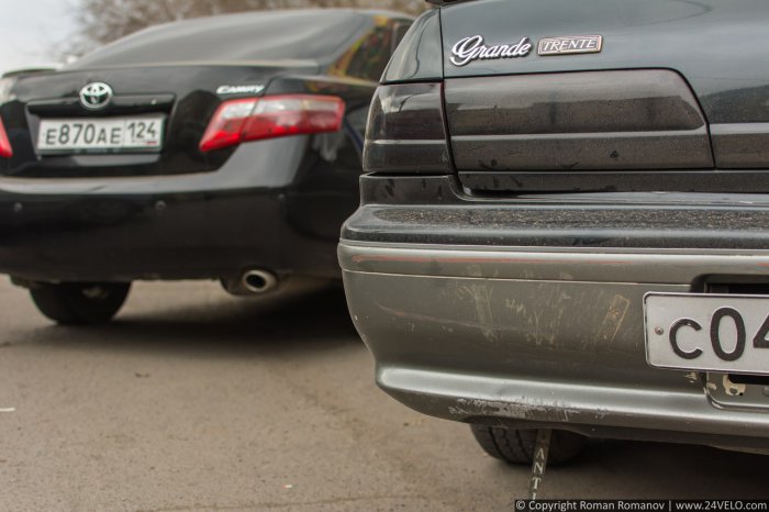В Красноярске угонщик-неудачник повредил 10 машин и врезался в скорую помощь