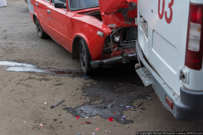 В Красноярске угонщик-неудачник повредил 10 машин и врезался в скорую помощь