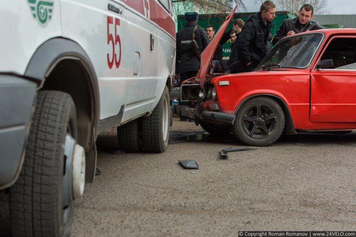 В Красноярске угонщик-неудачник повредил 10 машин и врезался в скорую помощь