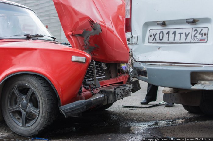 В Красноярске угонщик-неудачник повредил 10 машин и врезался в скорую помощь
