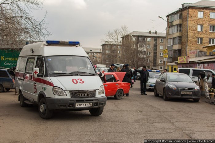 В Красноярске угонщик-неудачник повредил 10 машин и врезался в скорую помощь