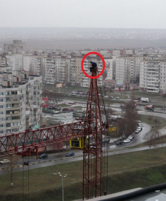 А не нарушает ли крановой технику безопасности?