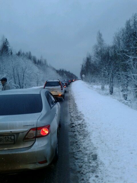 Из-за снегопада на трассе под Красноярском пришлось ограничивать движение