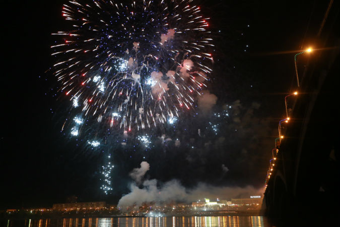 В Красноярске в честь Дня Победы отгремел салют высотой в 350 метров