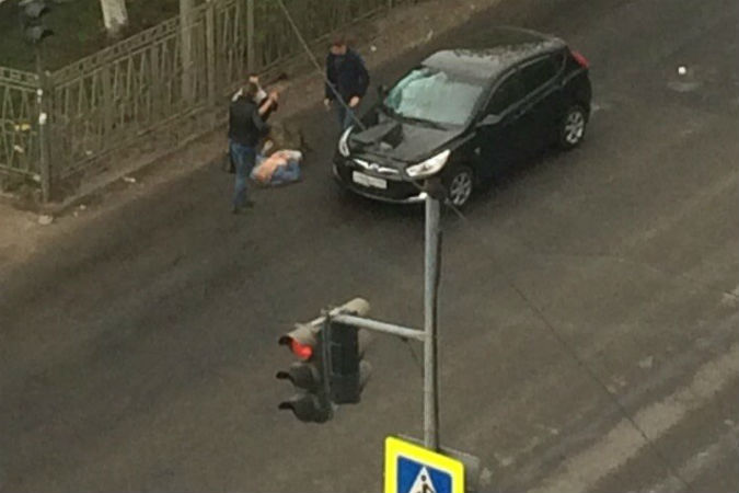 В центре Красноярска - на «зебре» - иномарка сбила пешехода