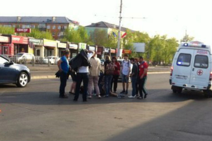 На Красрабе пьяный сбил двух пешеходов и сбежал: поймали свидетели