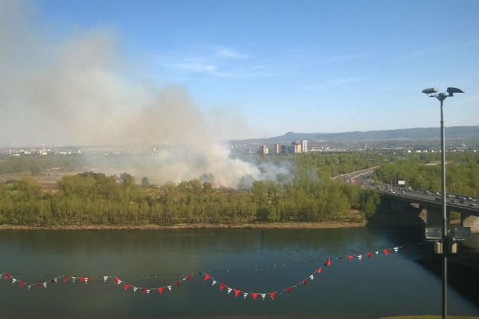 В Красноярске полыхает остров Татышев