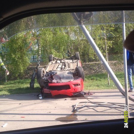 ДТП на Копылова: перевернувшаяся красная «Мазда» осложнила движение