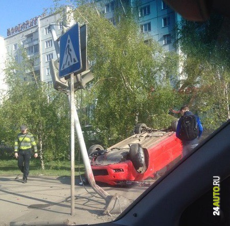 ДТП на Копылова: перевернувшаяся красная «Мазда» осложнила движение