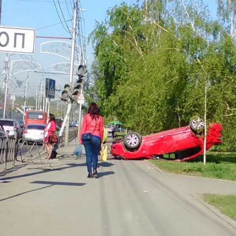ДТП на Копылова: перевернувшаяся красная «Мазда» осложнила движение