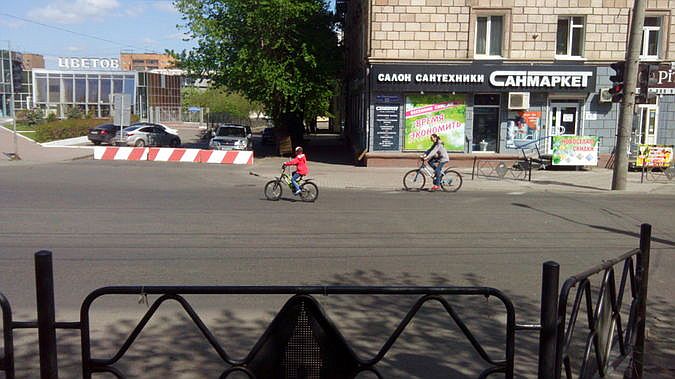 Новый Свободный: машины едут под знак тупика, а пешеходы ждут «зеленый» на пустой улице