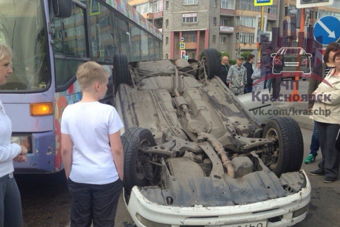 Автоледи из Красноярска перевернула машину с 7-летним ребенком