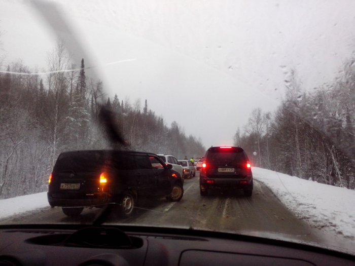 Из-за снегопада на трассе под Красноярском пришлось ограничивать движение