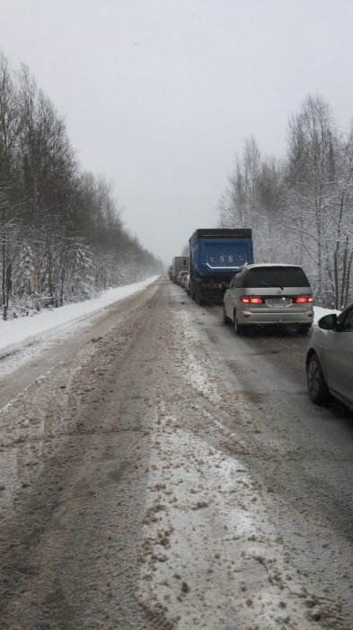 Из-за снегопада на трассе под Красноярском пришлось ограничивать движение