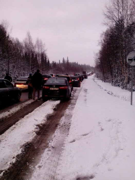 Из-за снегопада на трассе под Красноярском пришлось ограничивать движение