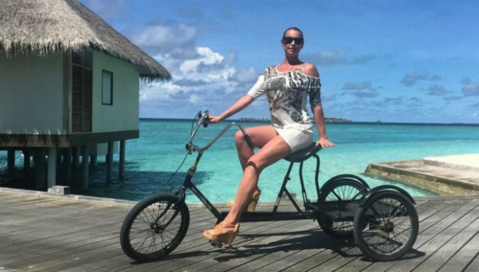  Волочкова на велосипеде врезалась в пальму на Мальдивах
