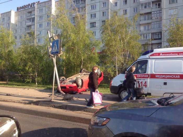 ДТП на Копылова: перевернувшаяся красная «Мазда» осложнила движение
