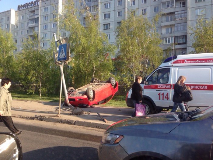 ДТП на Копылова: перевернувшаяся красная «Мазда» осложнила движение