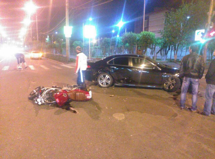 В центре Красноярска иномарка сбила мотоциклистов