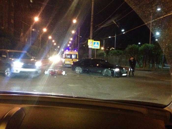 В центре Красноярска иномарка сбила мотоциклистов