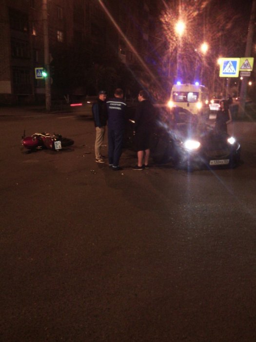 В центре Красноярска иномарка сбила мотоциклистов