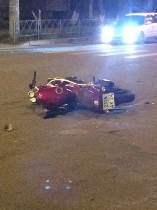 В центре Красноярска иномарка сбила мотоциклистов