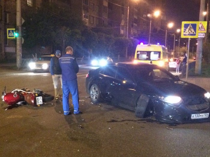 В центре Красноярска иномарка сбила мотоциклистов