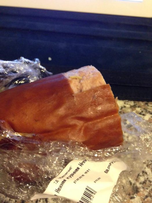 В колбасе из красноярского магазина нашли личинку