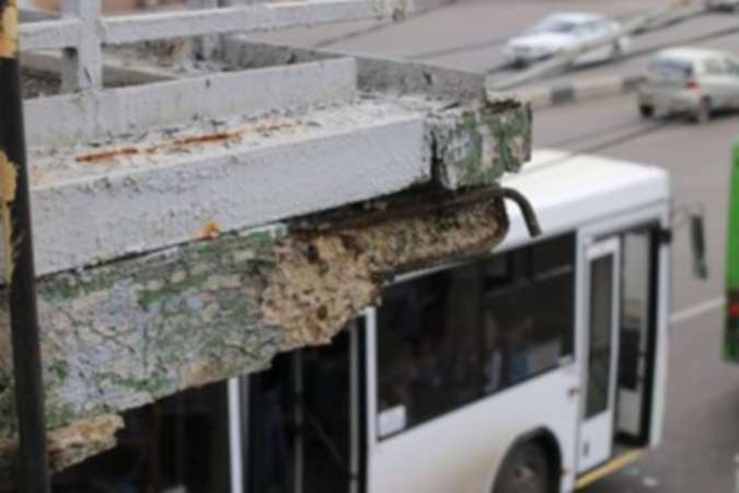 В Красноярске разрушается пешеходный мост возле администрации?