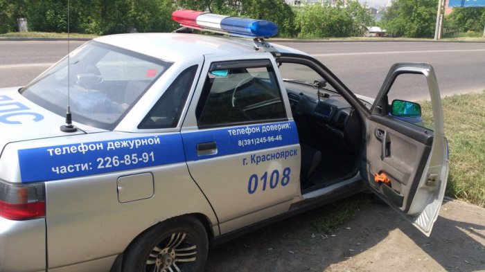 В Красноярске водитель, зажав руку полицейского стеклоподъемником, протащил его 200 метров