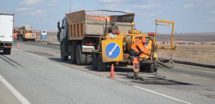 Дороги из Красноярска в Железногорск и Емельяново ремонтируют осужденные