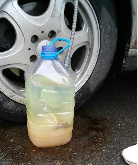 На заправке залили бензин с водой