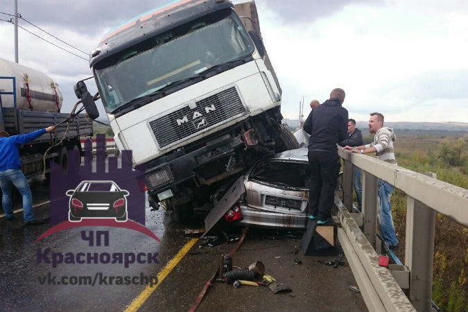 На «путинском» мосту под Красноярском фура впечатала легковушку в ограждение: есть погибшие