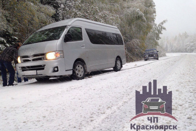 В Красноярском крае трасса М-53 покрылась толстым слоем снега