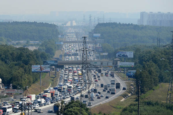 Эксперты предлагают объезжать пробки по обочинам