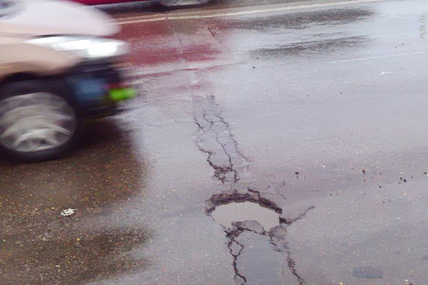 На Коммунальном мосту вновь появились глубокие трещины и ямы