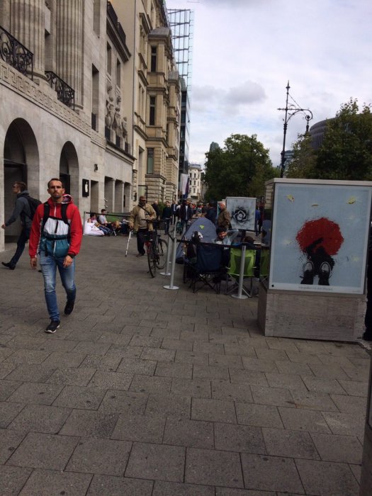 Айфон головного мозга: очереди в палатках за новыми iPhone 6s