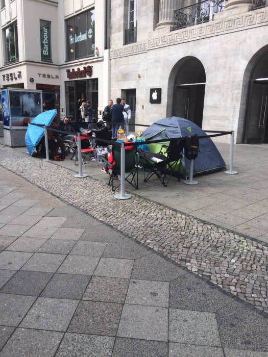 Айфон головного мозга: очереди в палатках за новыми iPhone 6s