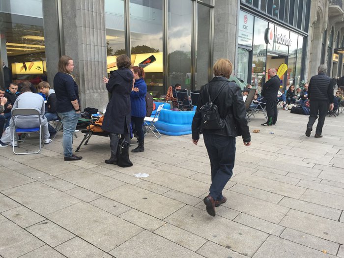 Айфон головного мозга: очереди в палатках за новыми iPhone 6s