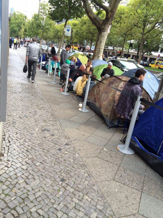 Айфон головного мозга: очереди в палатках за новыми iPhone 6s