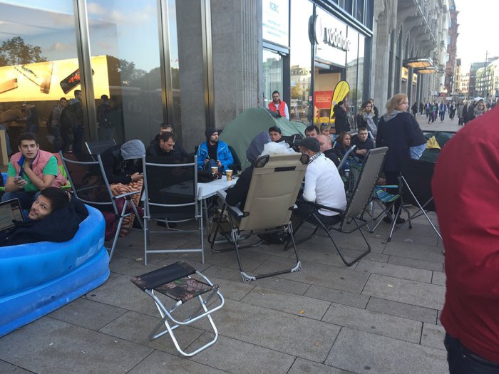 Айфон головного мозга: очереди в палатках за новыми iPhone 6s